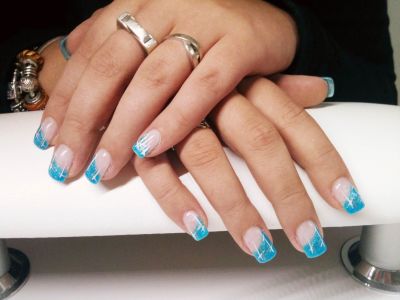 Fingernägel mit blauem Design - Nagellack